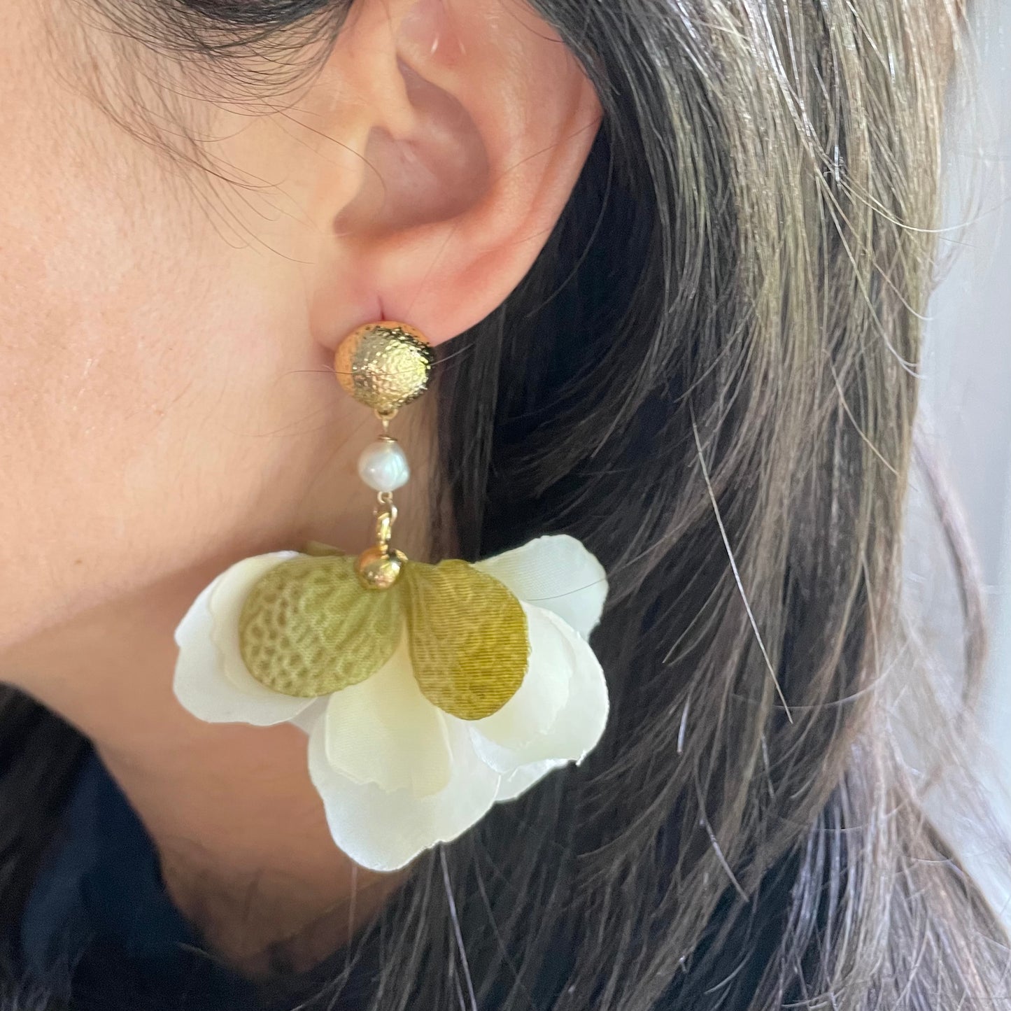 Ary's Earrings ( White & Green )