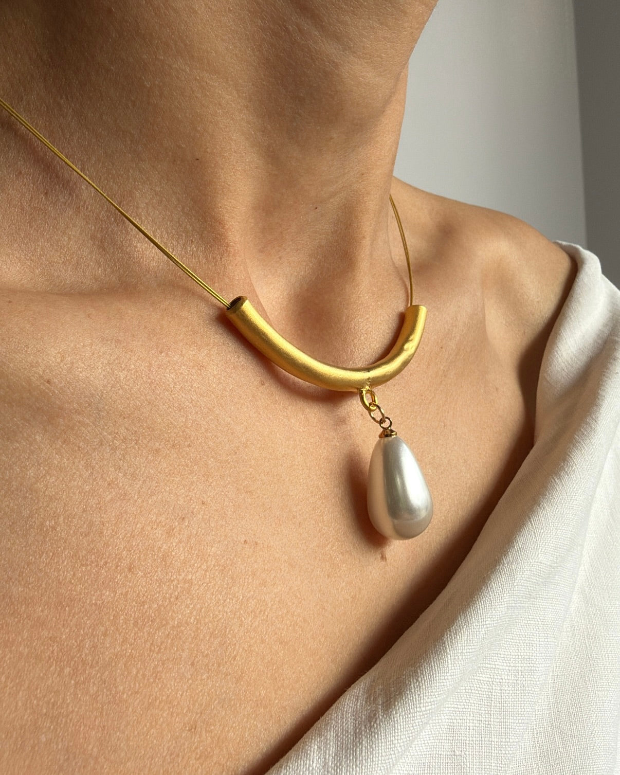 Gold Bar Pearl Necklace – Modern Statement Drop Pendant
