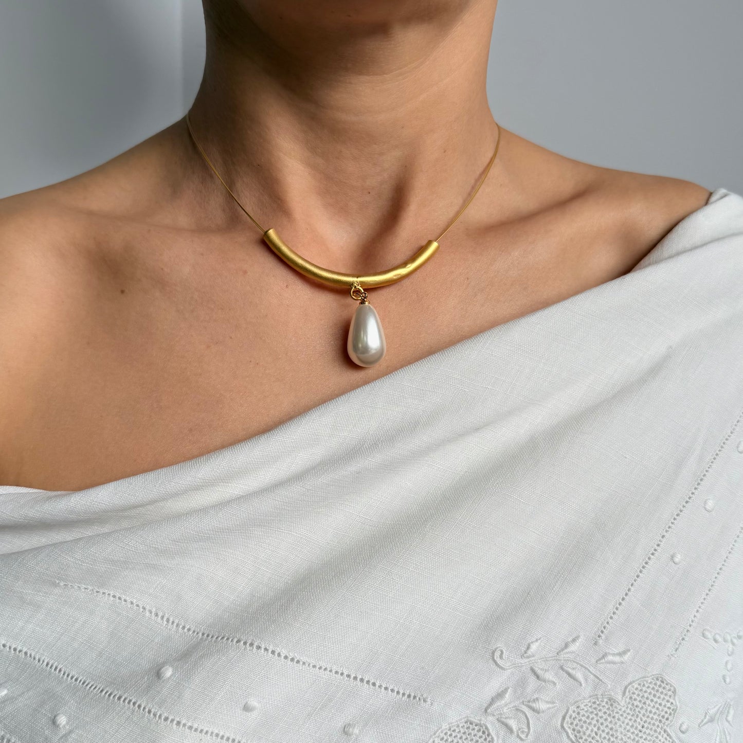 Gold Bar Pearl Necklace – Modern Statement Drop Pendant