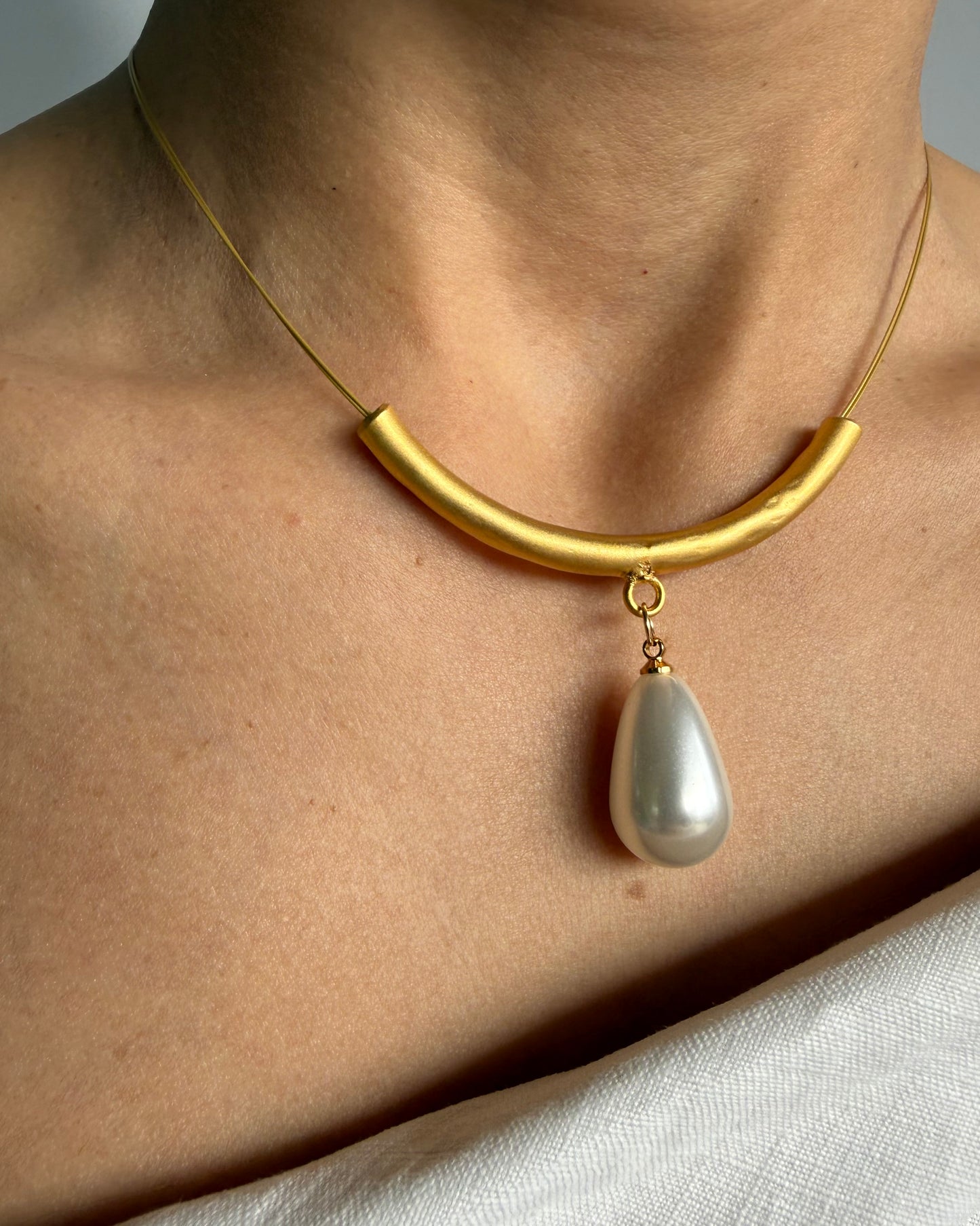 Gold Bar Pearl Necklace – Modern Statement Drop Pendant