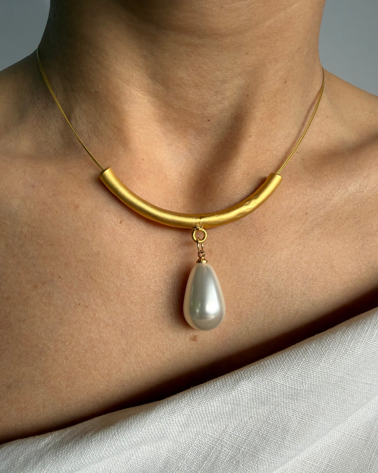 Gold Bar Pearl Necklace – Modern Statement Drop Pendant