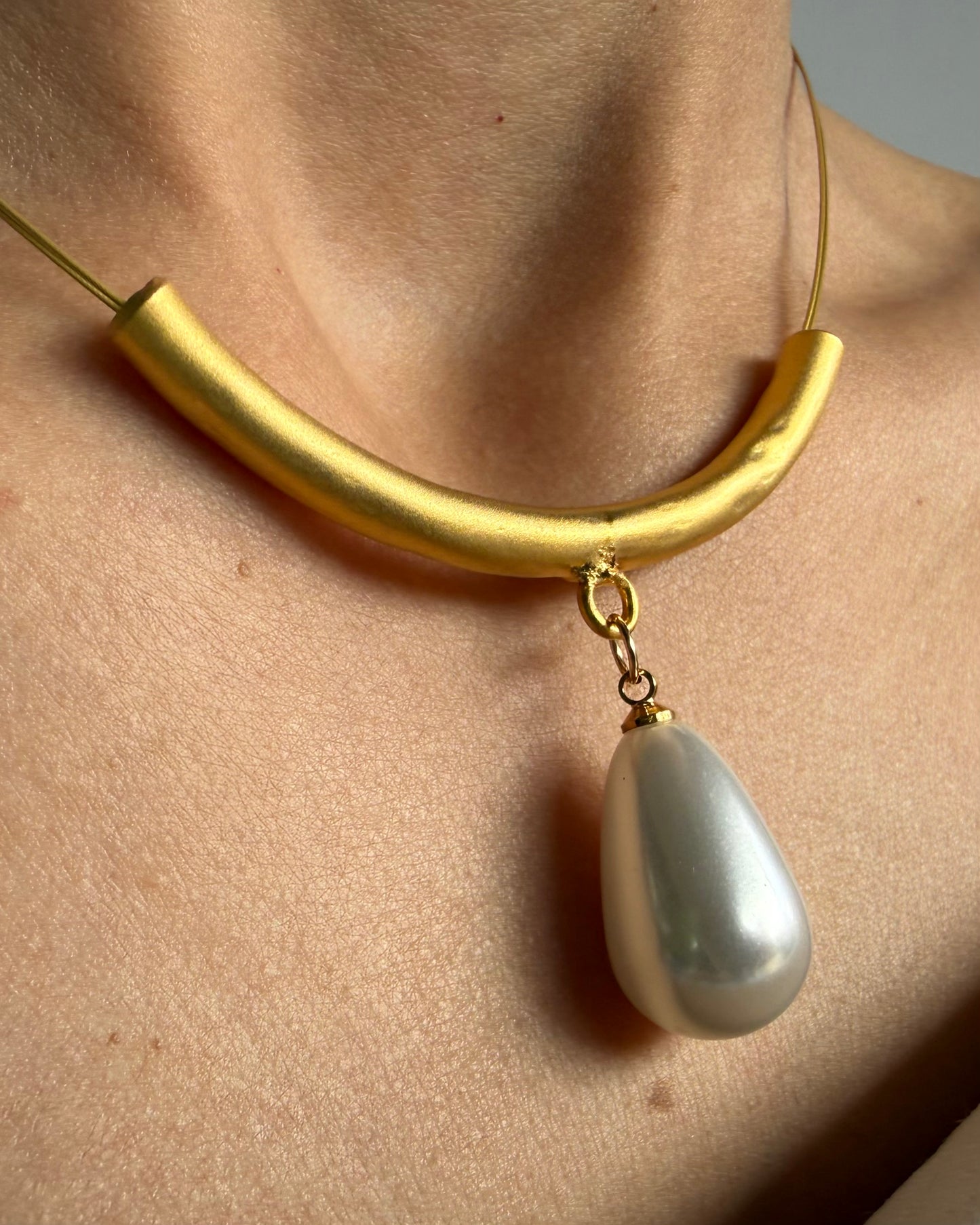 Gold Bar Pearl Necklace – Modern Statement Drop Pendant