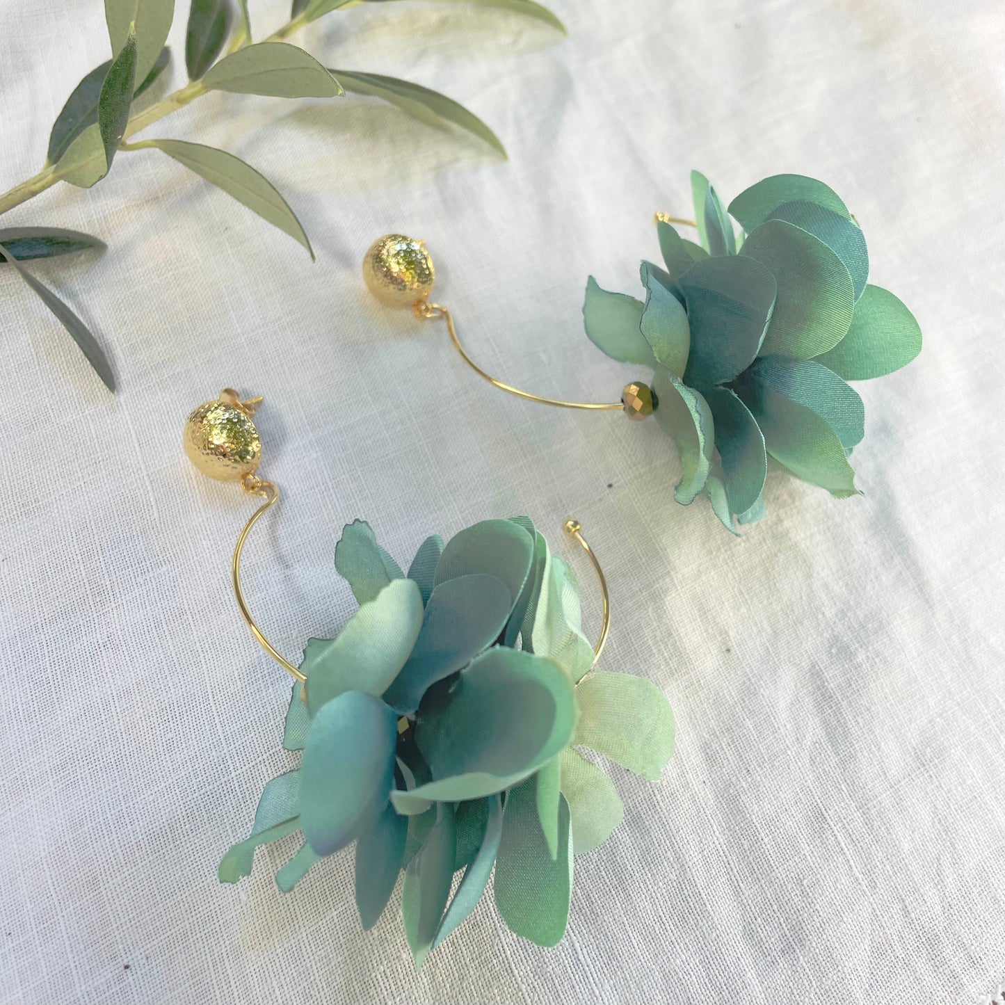 Gertrude's Flower Earrings ( Light Blue )