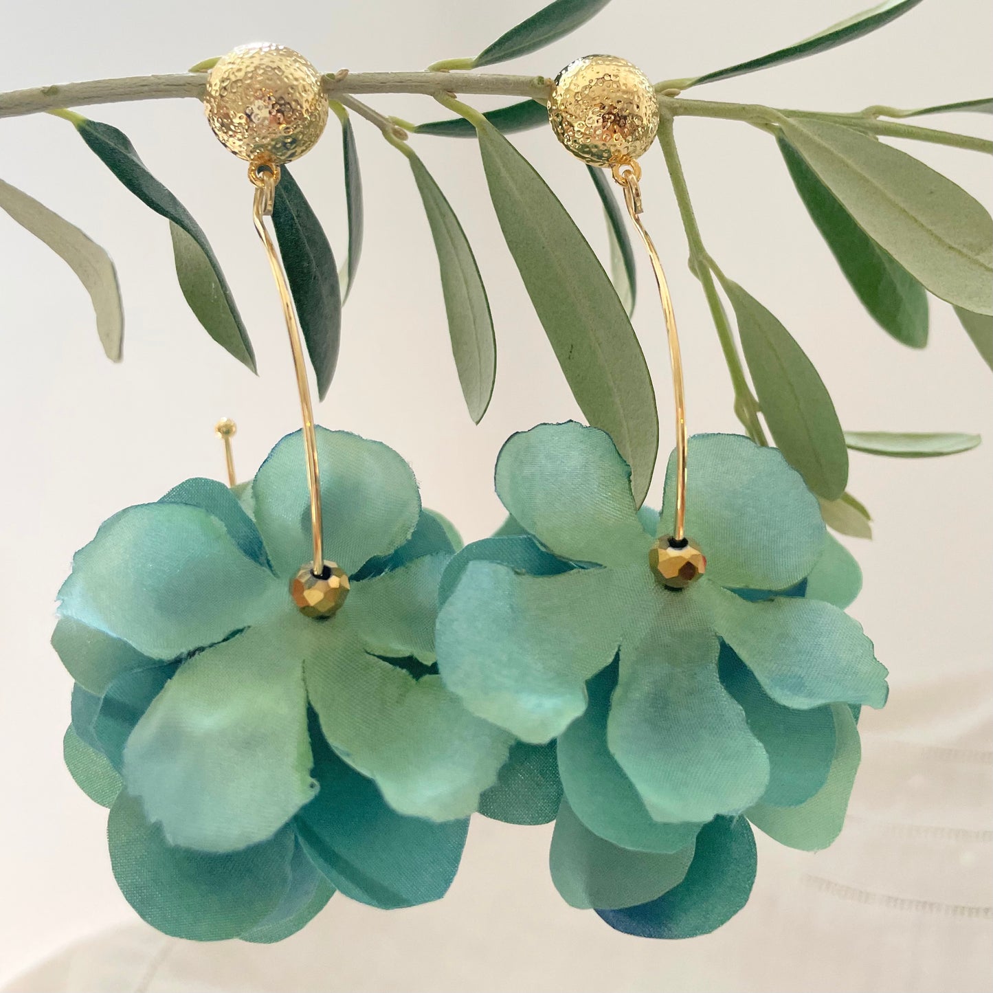 Gertrude's Flower Earrings ( Light Blue )