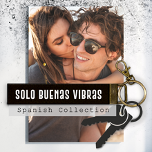 Load image into Gallery viewer, Solo buenas vibras.Keychain
