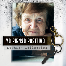 Load image into Gallery viewer, Yo pienso positivo.Keychain
