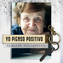 Load image into Gallery viewer, Yo pienso positivo.Keychain
